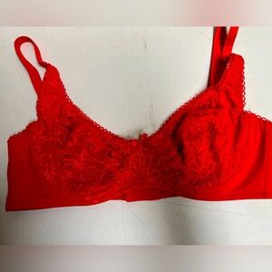 RED LACE VERY PRETTY BRA - UNBRANDED SIZE  IS 90C, WHICH IS 34C. UNDERWIRE